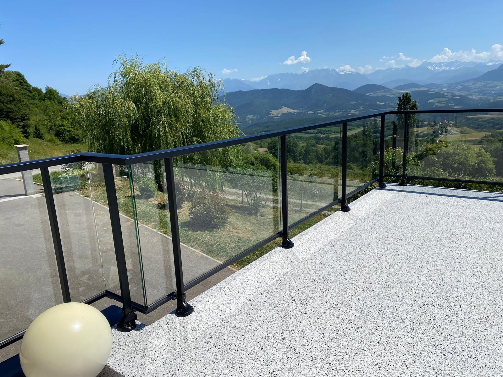 Rambarde de balcon en verre.