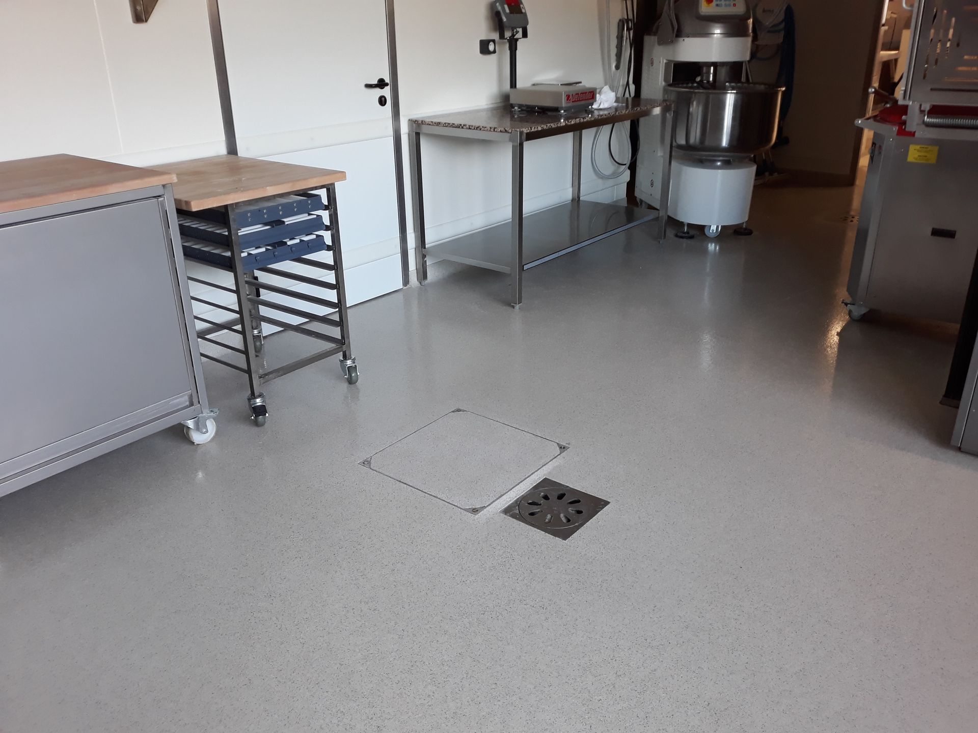 Sol en résine dans une chambre froide.