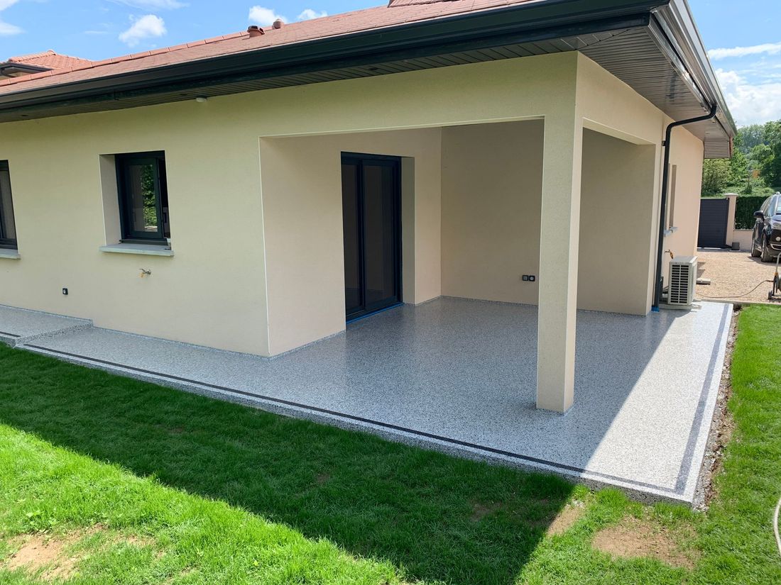 Terrasse d'une maison en résine