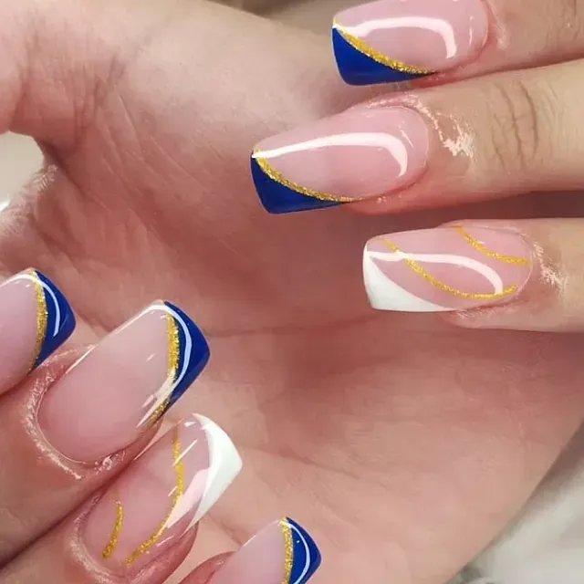 Un primer plano de la mano de una mujer con uñas rosas y azules.