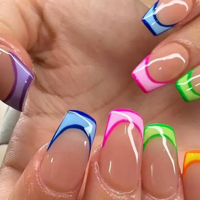 Un primer plano de la mano de una persona con uñas de colores.