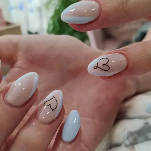 Un primer plano de las uñas de una persona con un corazón en ellas.