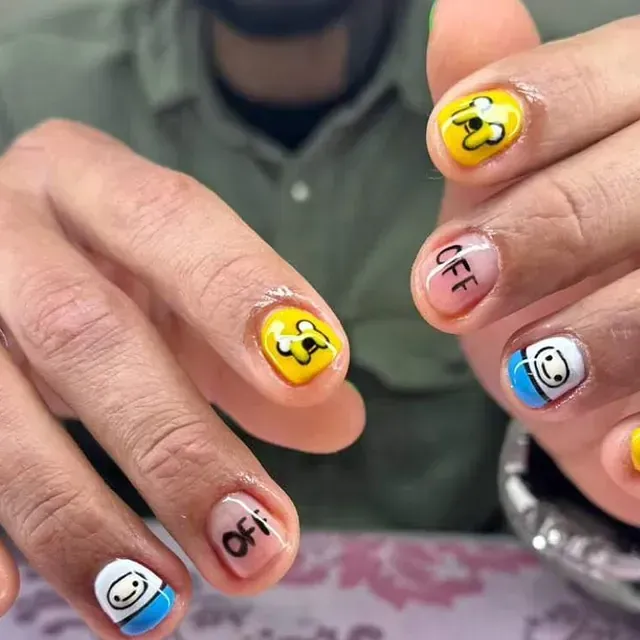 Un primer plano de las uñas de una persona que dicen fuera