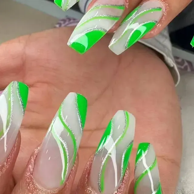 Un primer plano de la mano de una persona con uñas verdes y blancas.