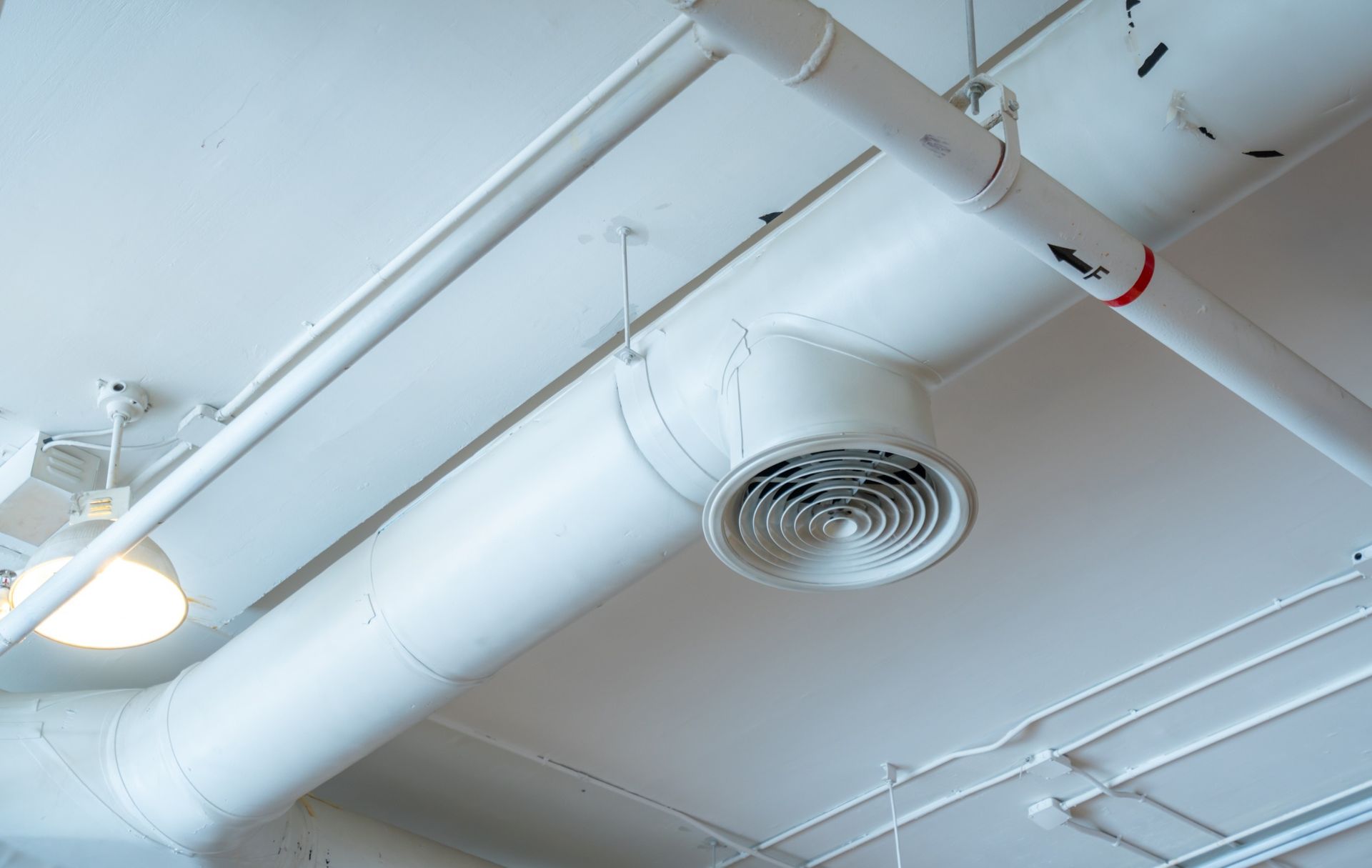 Hay un ventilador colgando del techo de un edificio.