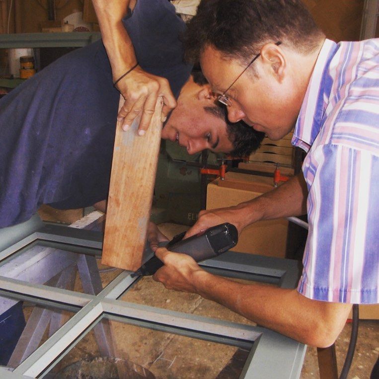 Daniel Lutz et un apprenti fabriquant un châssis de fenêtre