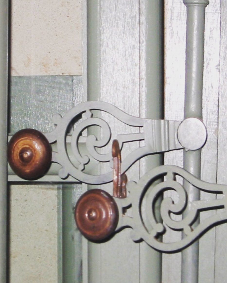 Loquet de volet ancien avec une poignée en bois