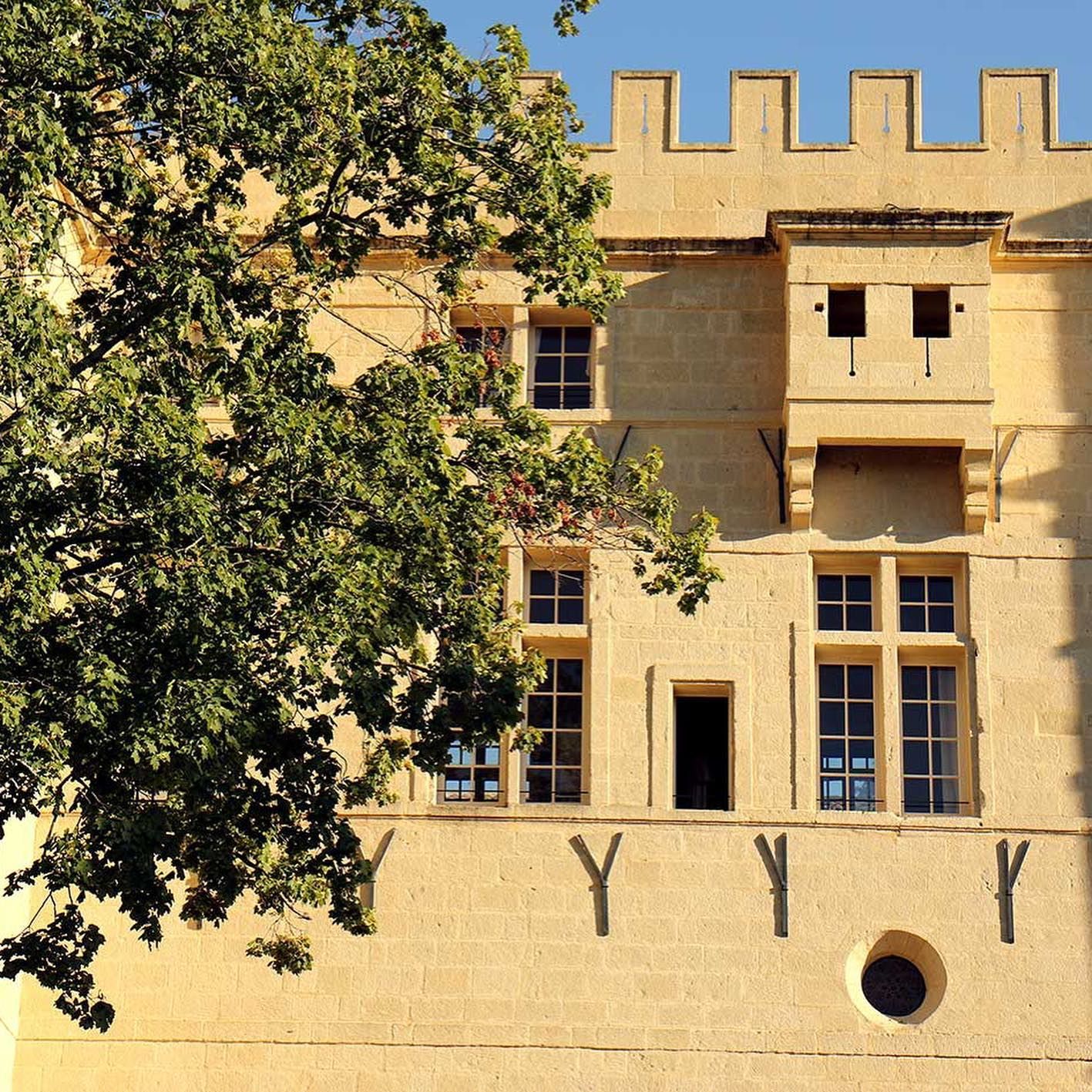 Façade du château de Pondres