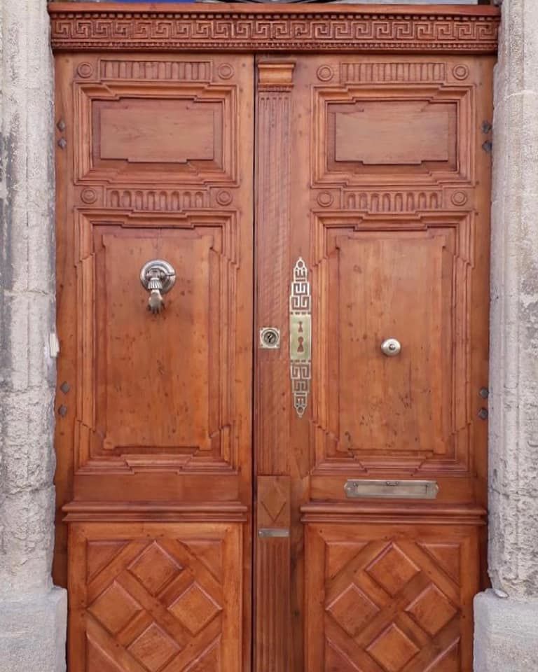 Porte d'entrée ancienne en bois rénovée