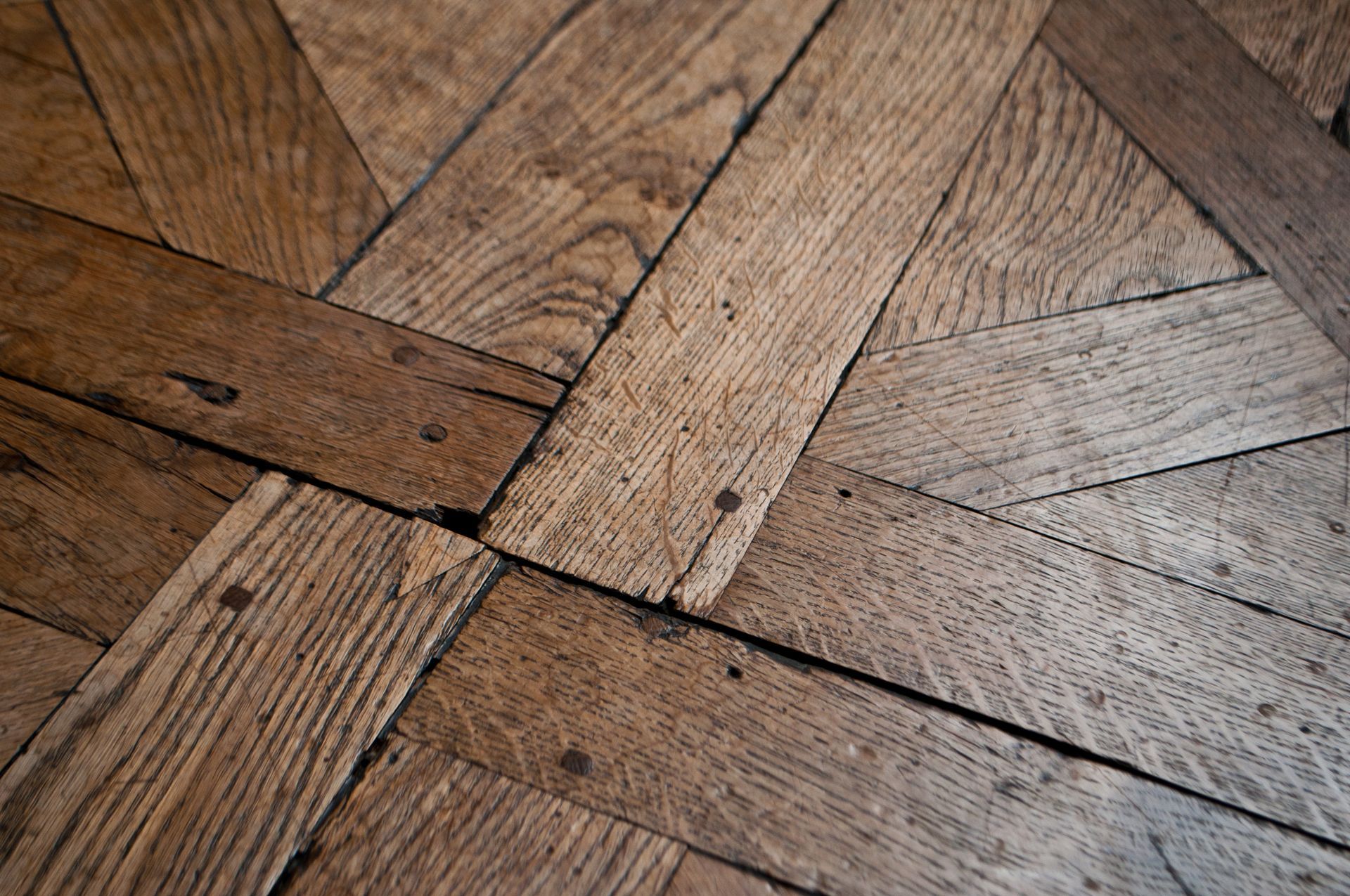 Parquet ancien dans les tons sombres