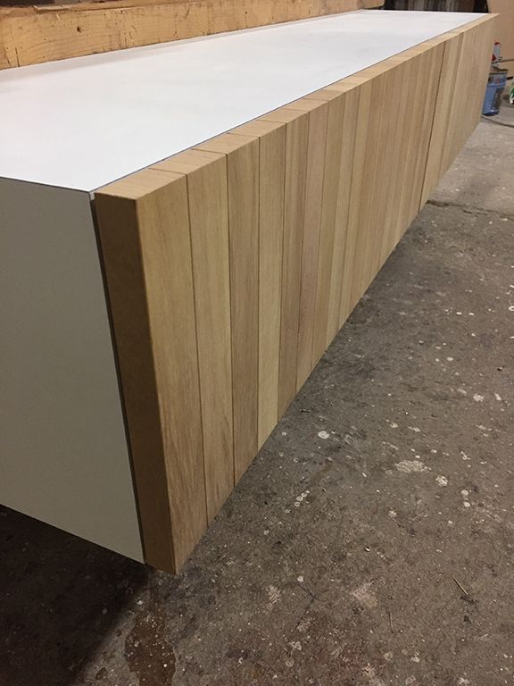 Façade en bois sur un îlot de cuisine