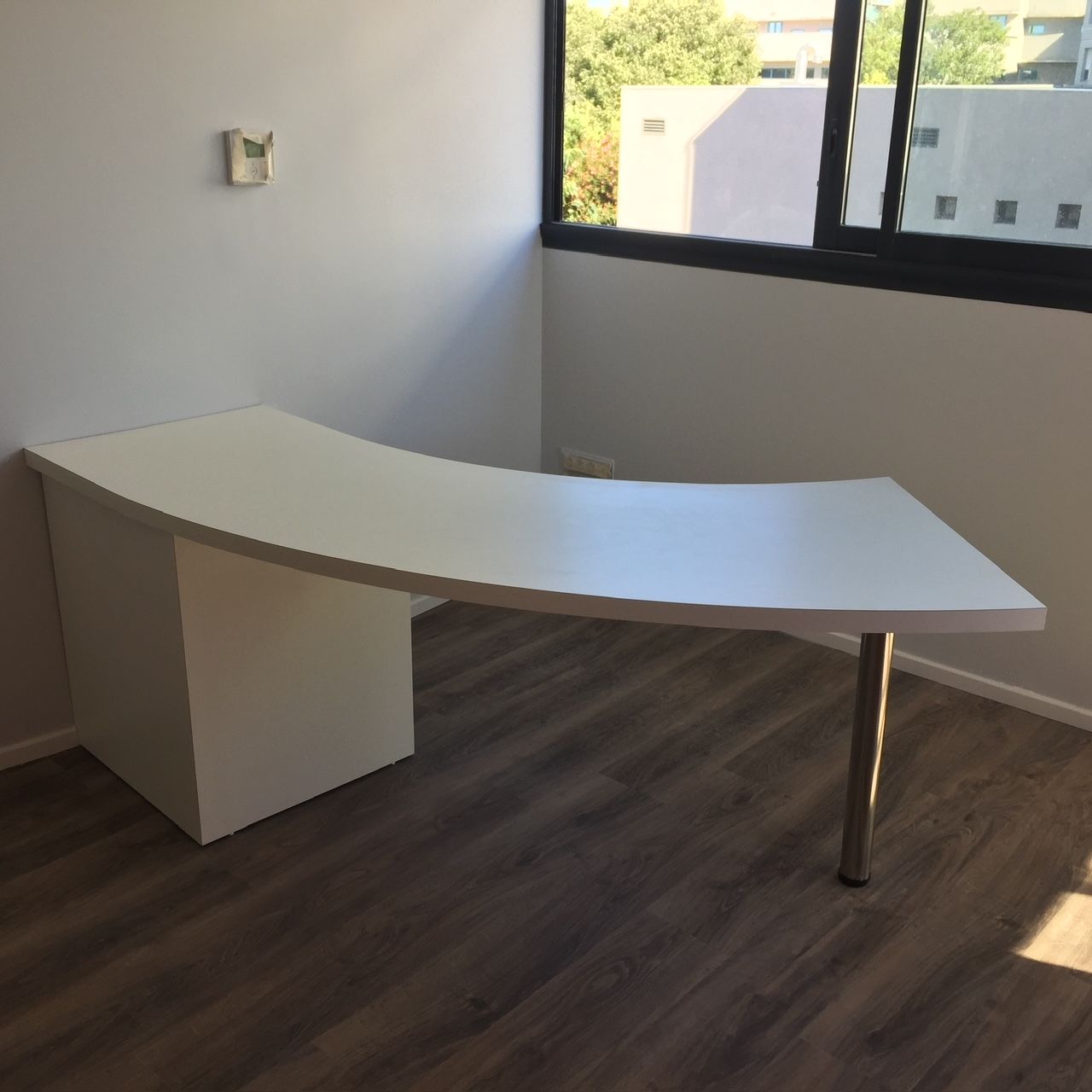 Bureau arrondi en bois laqué