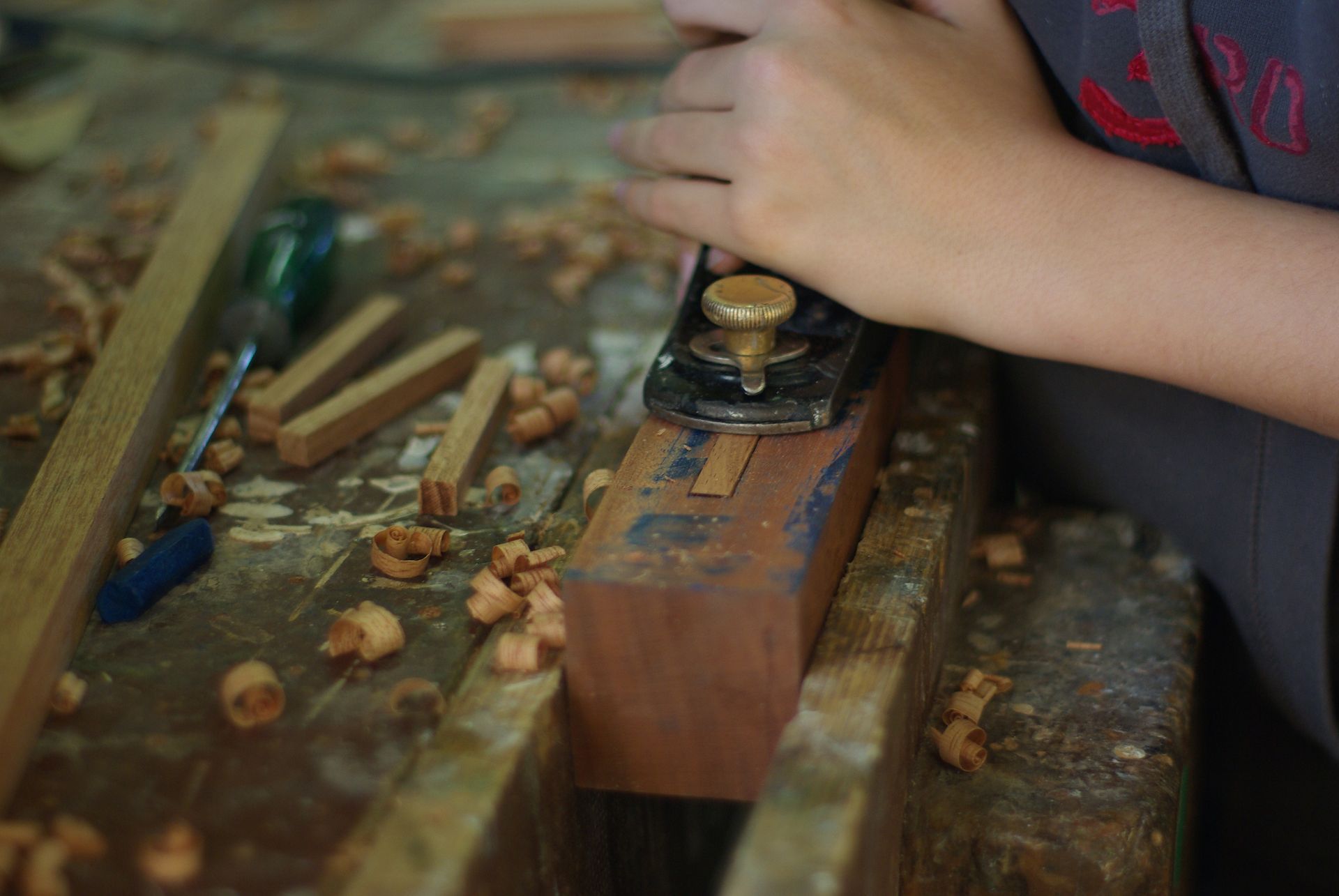 Geste métier avec un rabot