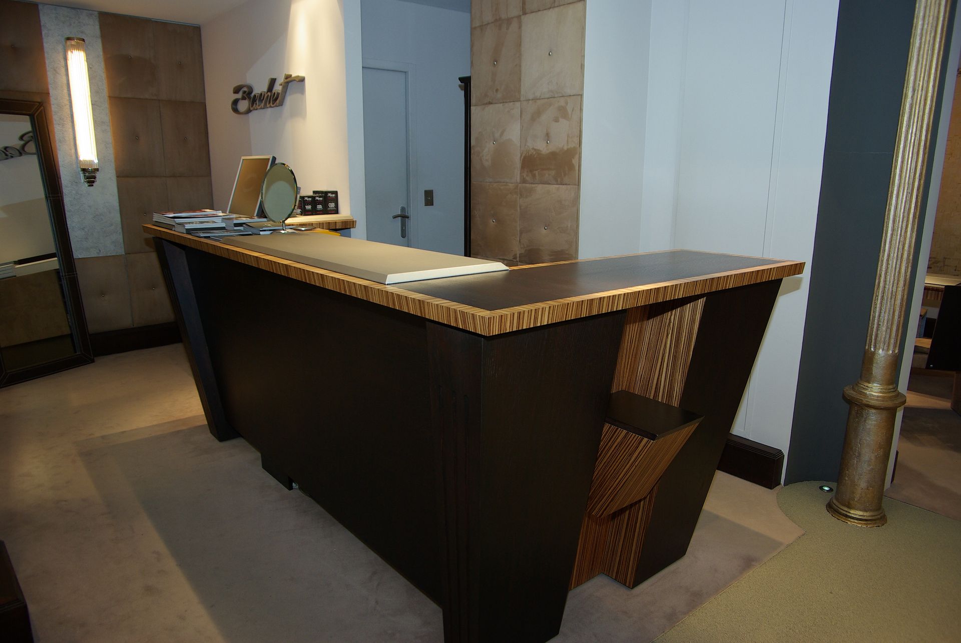 Banque d'accueil en bois veiné