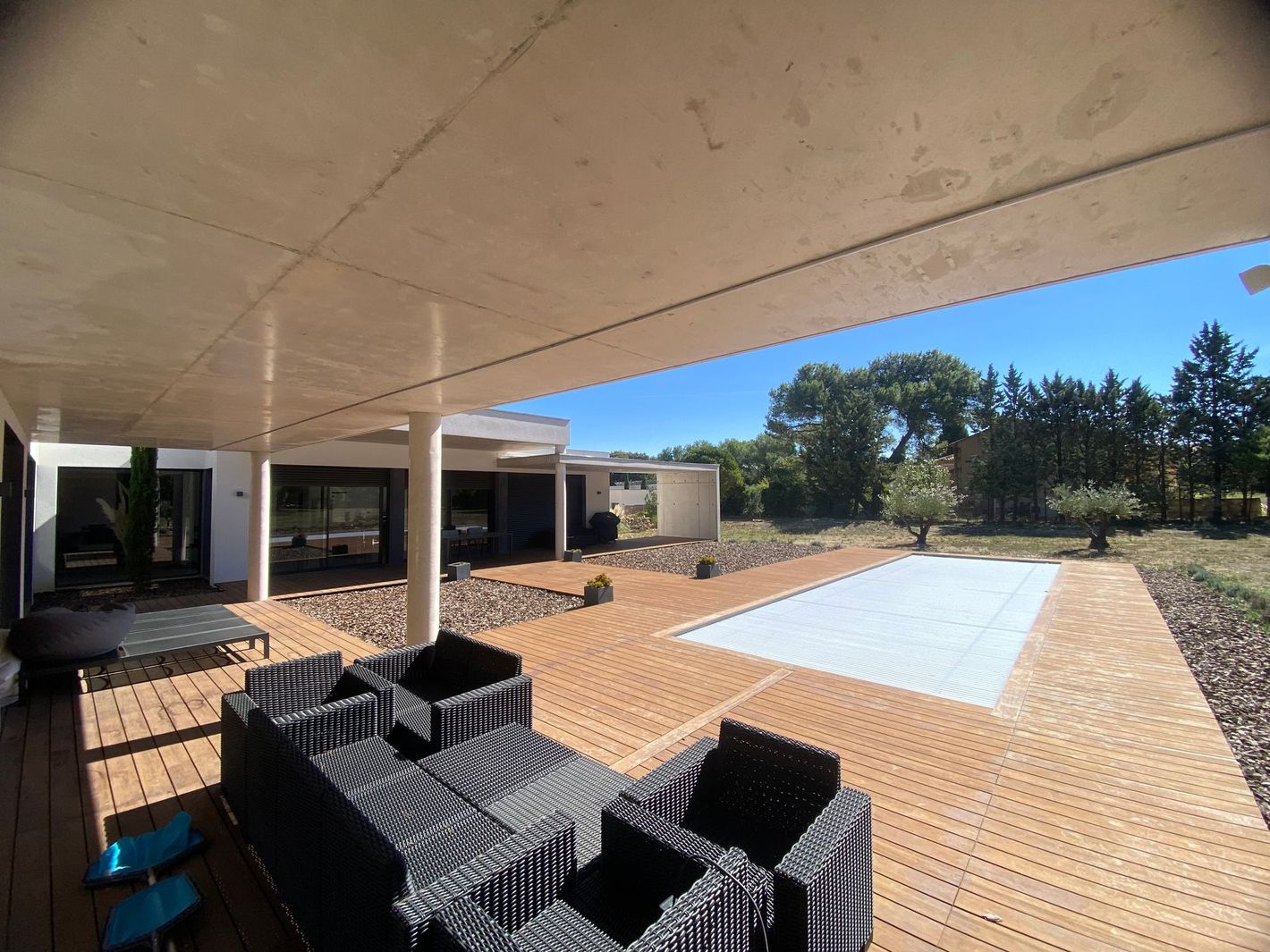 Terrasse en bois autour d'une piscine