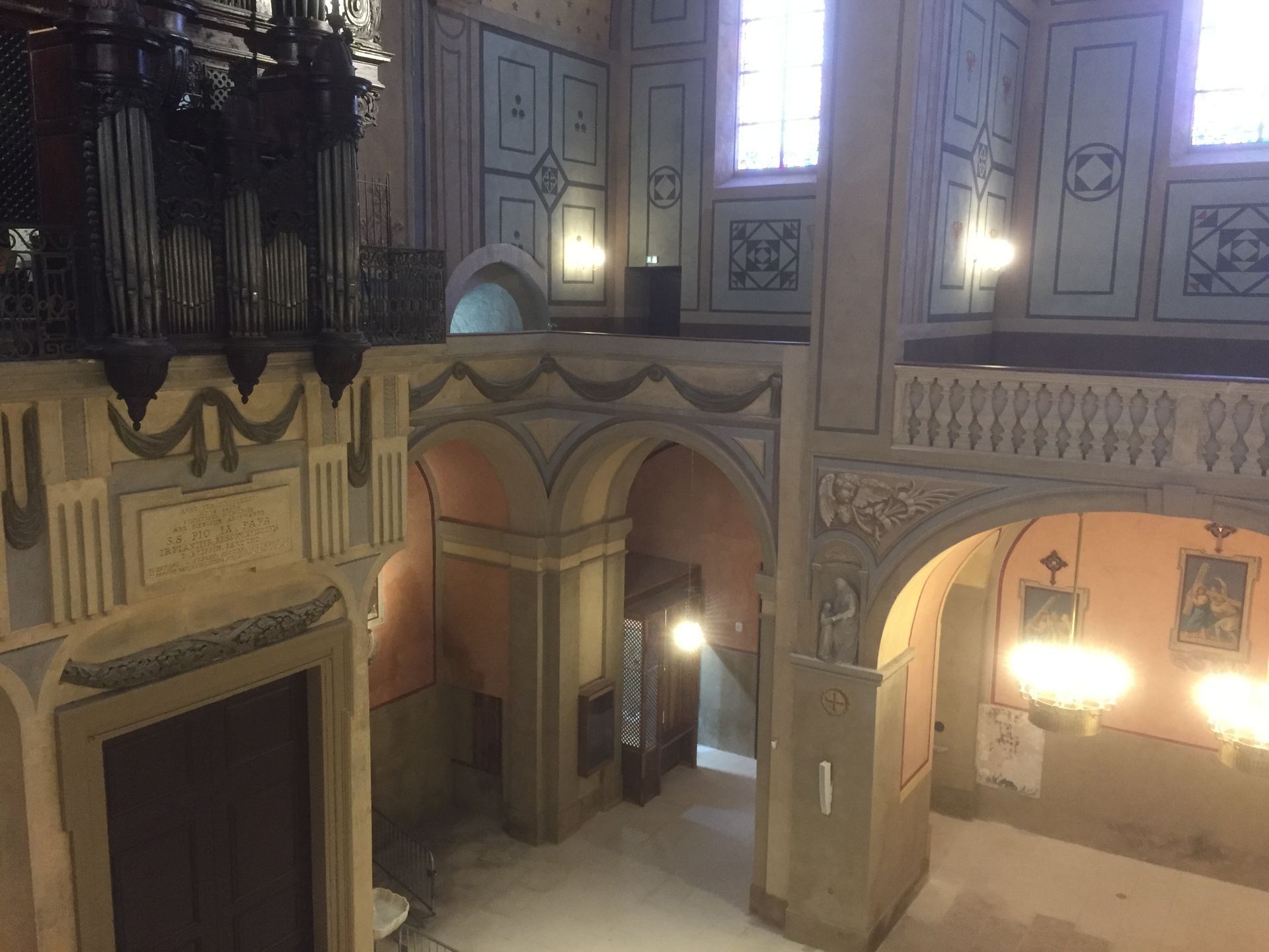 Balcons dans la cathédrale de Nîmes