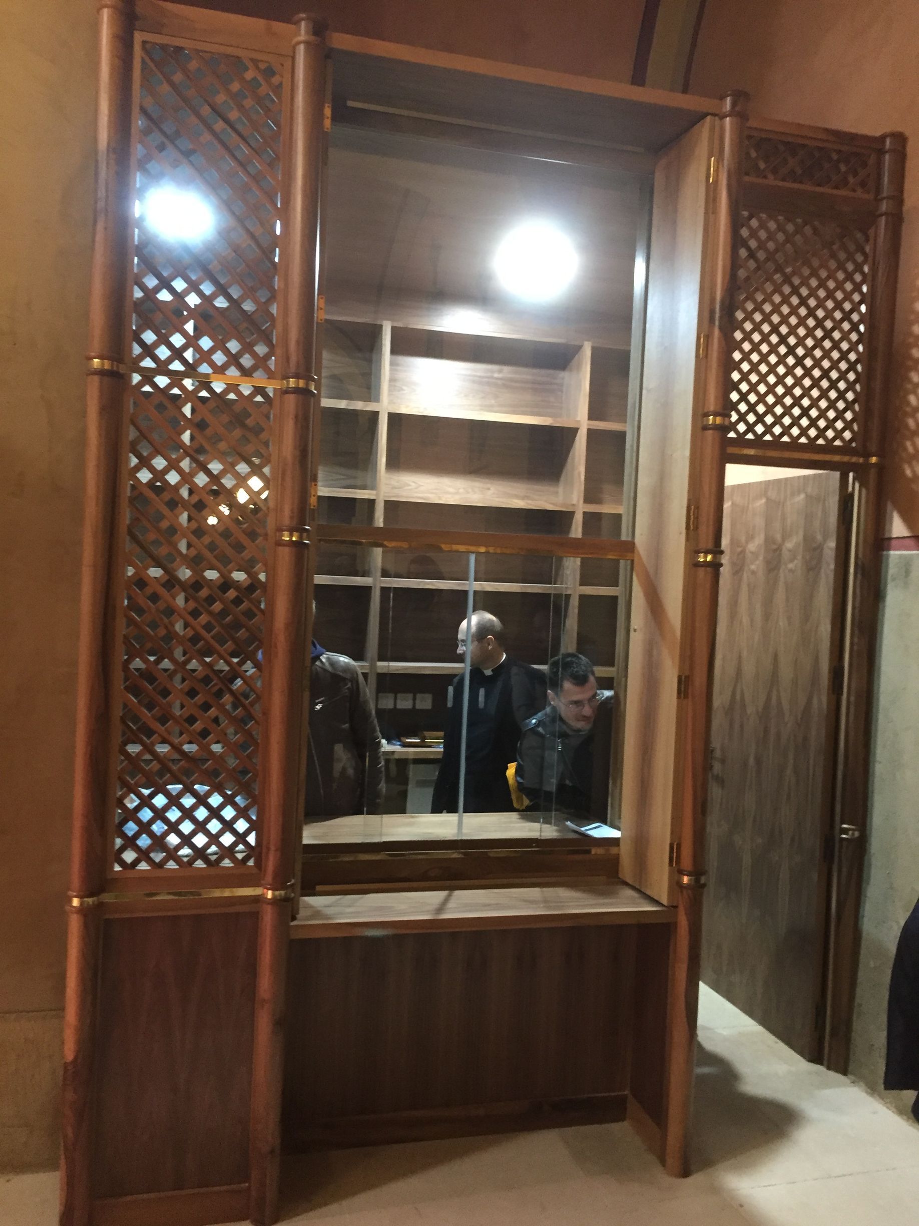 Séparation en bois ajouré dans la cathédrale de Nîmes