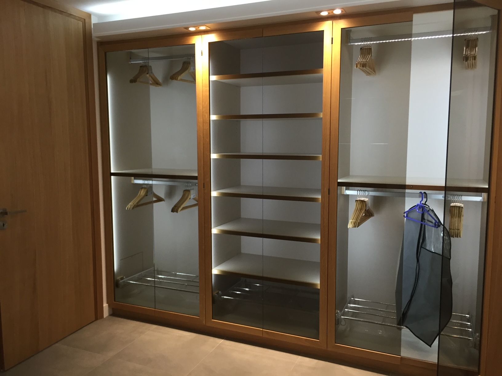 Dressing en bois avec lumières intégrées