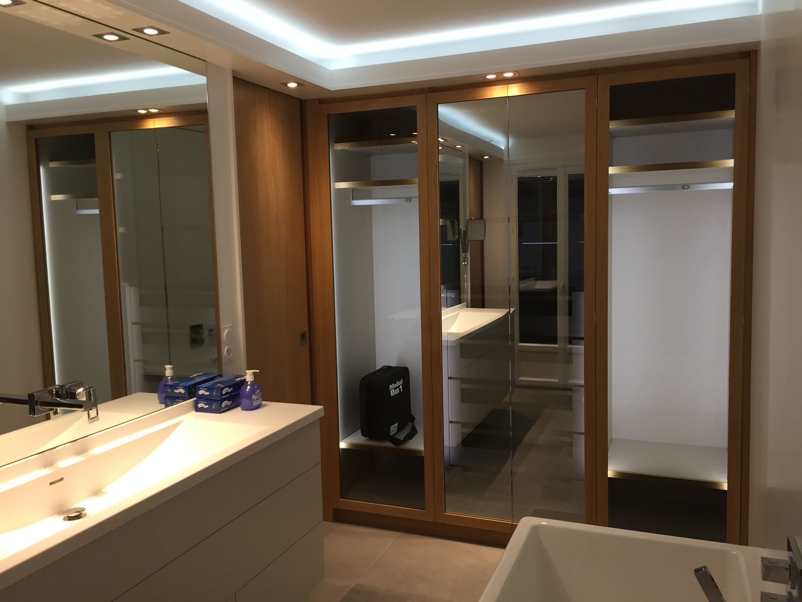 Dressing dans salle de bain