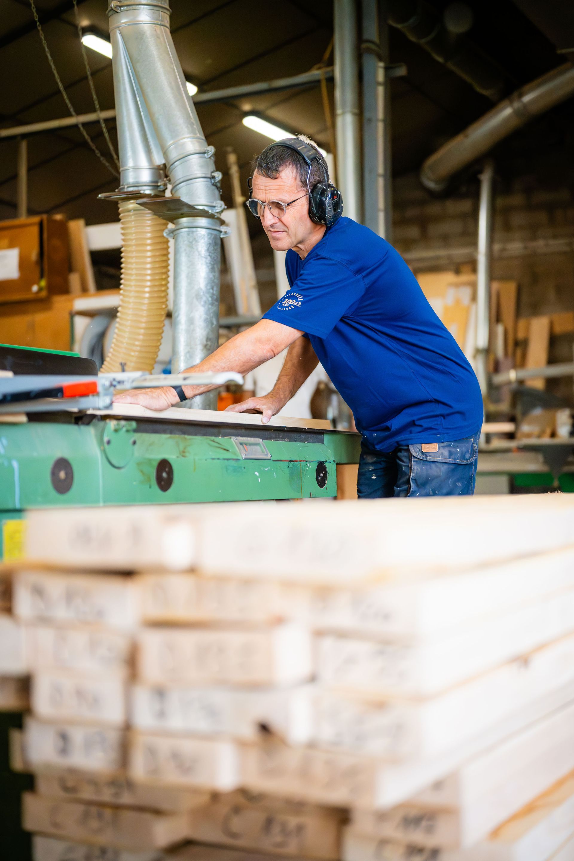 Ouvrier rabotant une planche de bois