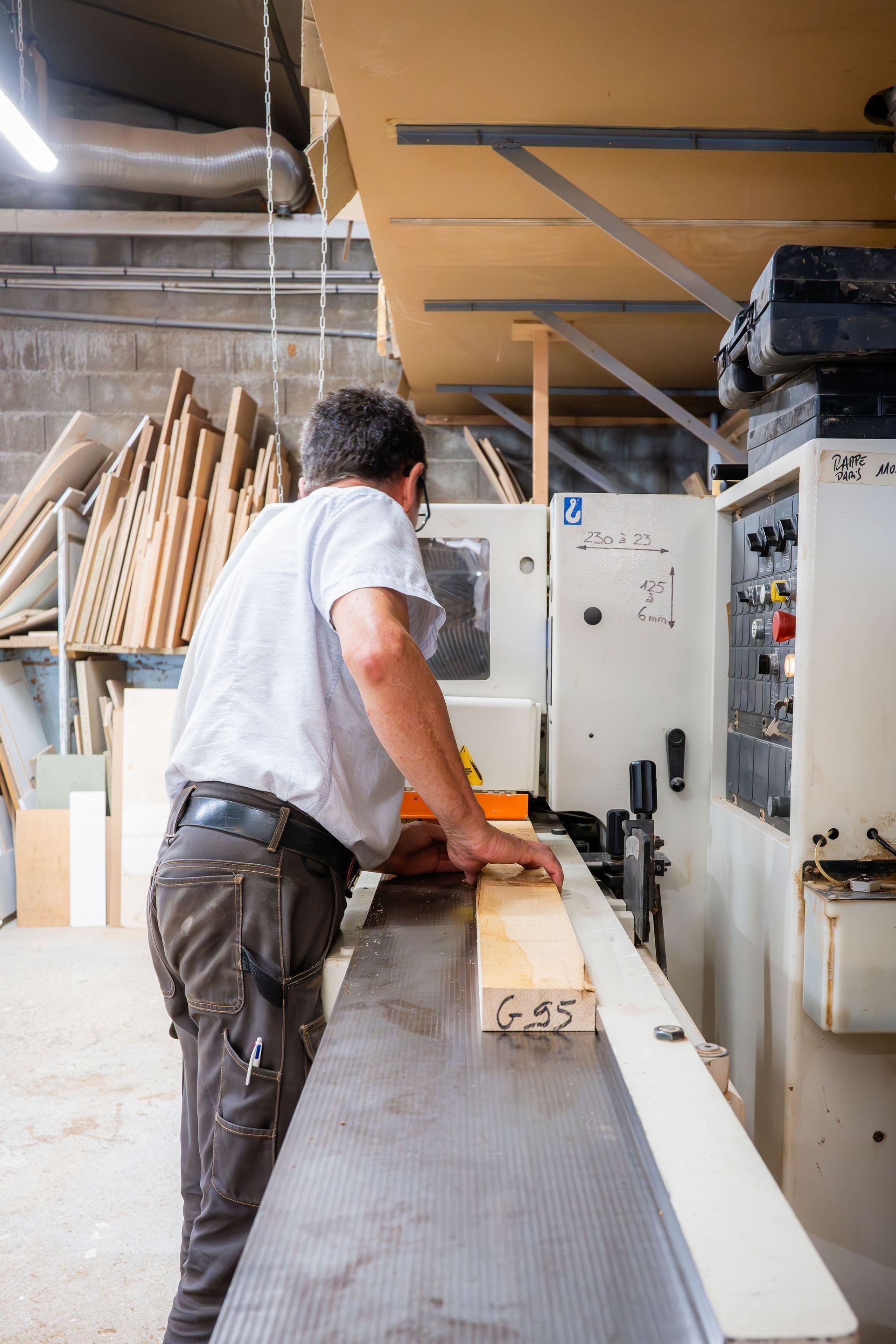 Ouvrier rabotant une planche de bois