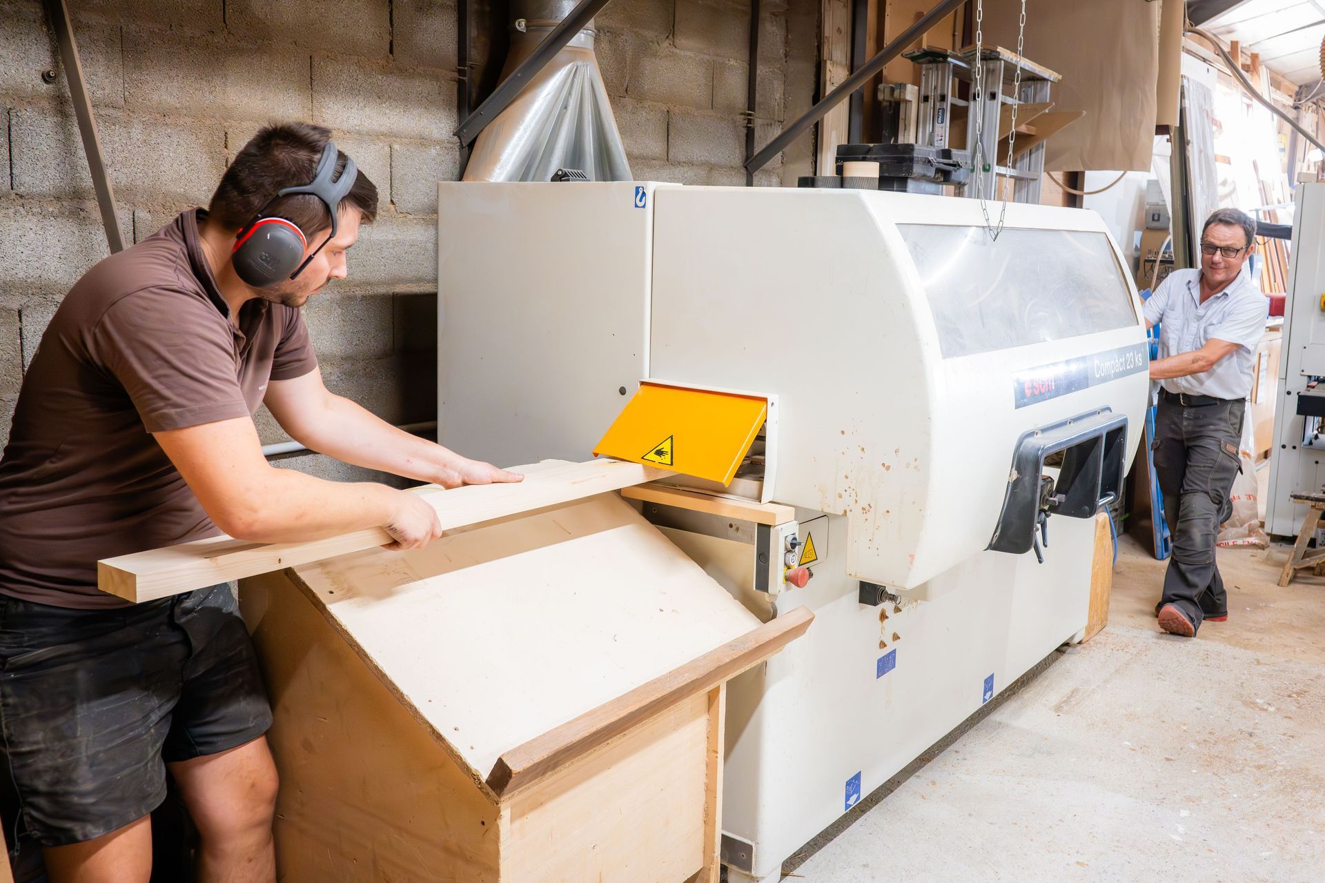 Passage d'une planche dans une raboteuse