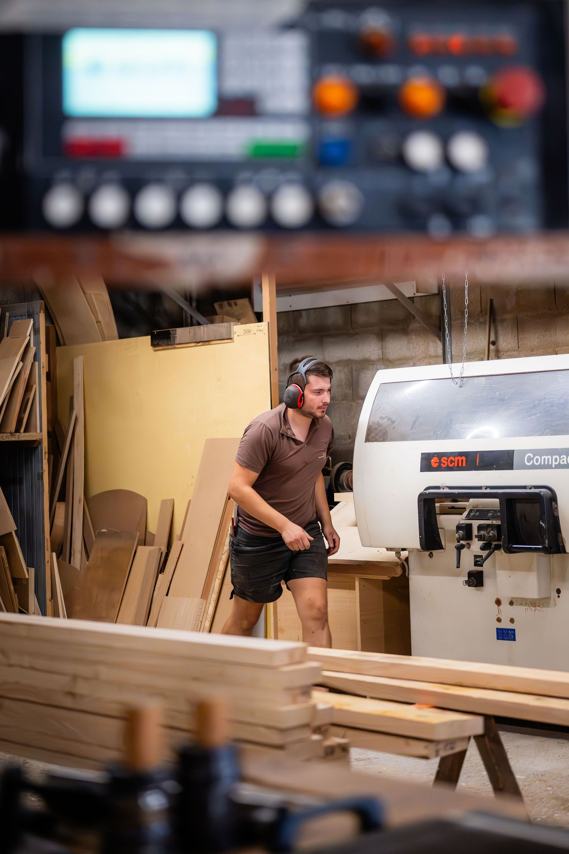 Apprenti près d'une machine à bois