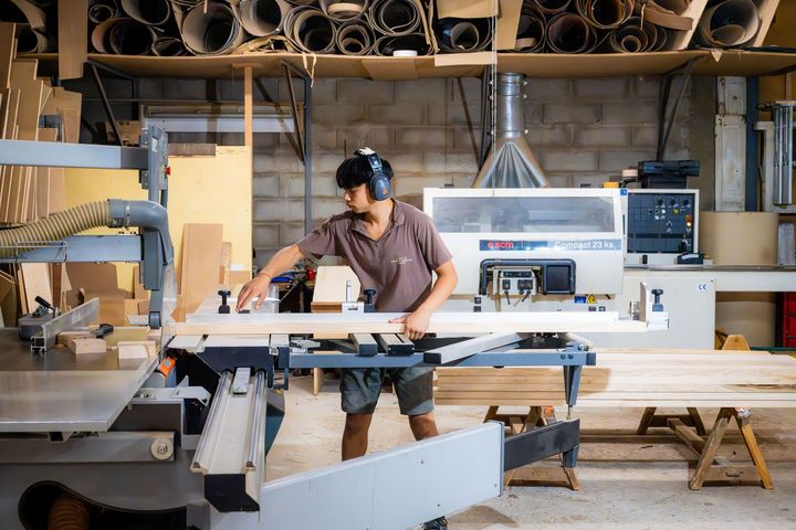 Ouvrier ponçant une pièce de bois