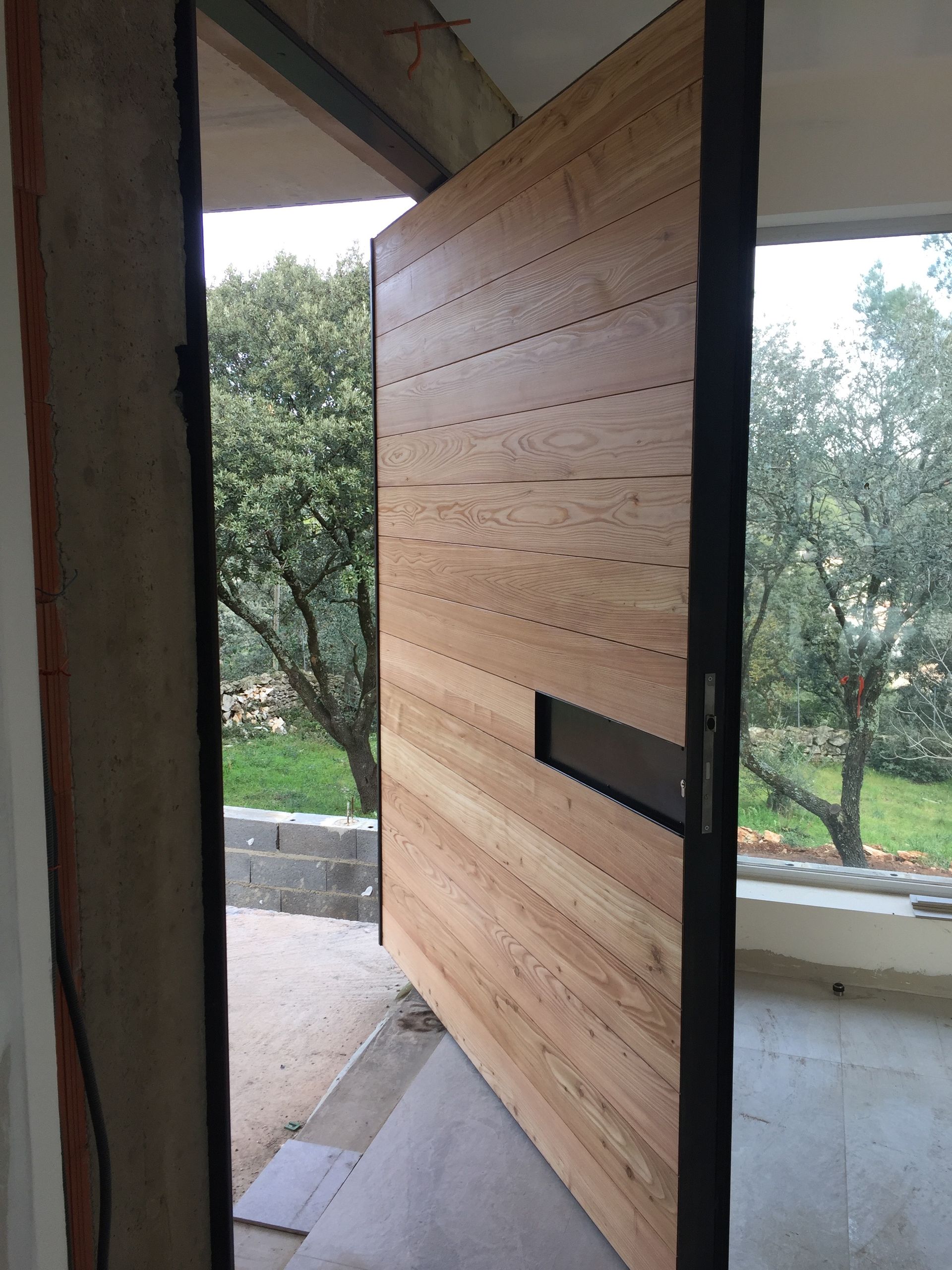 Porte d'entrée pivotante