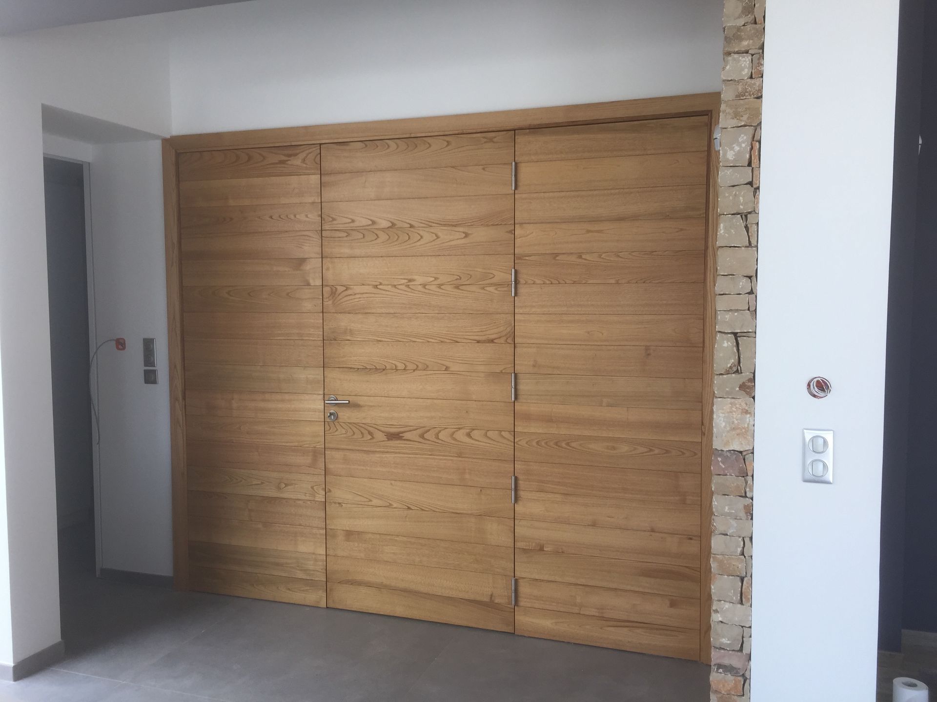 Porte d'entrée de grande dimension en bois clair