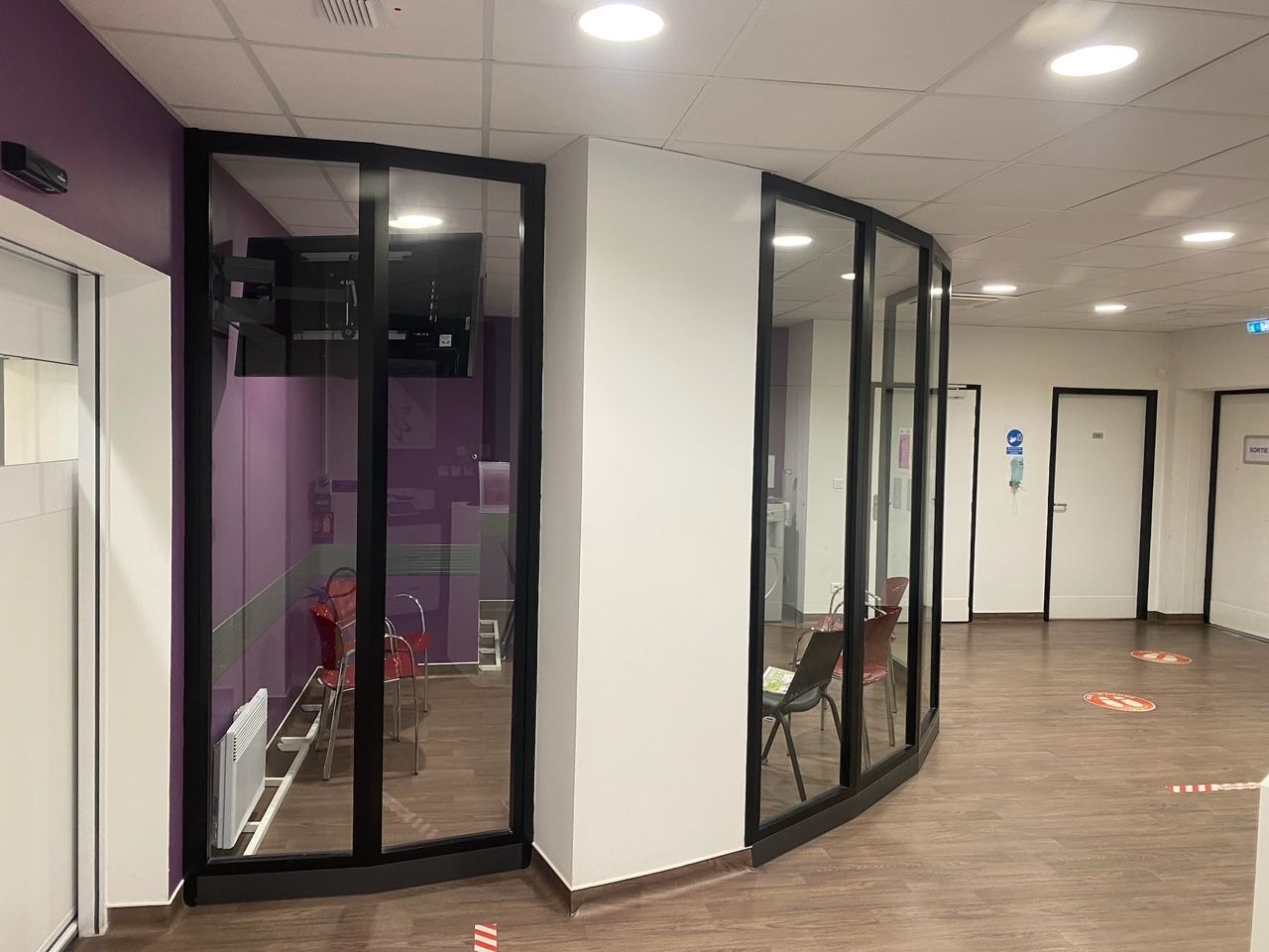 Homme rabotant du bois sur une machine 