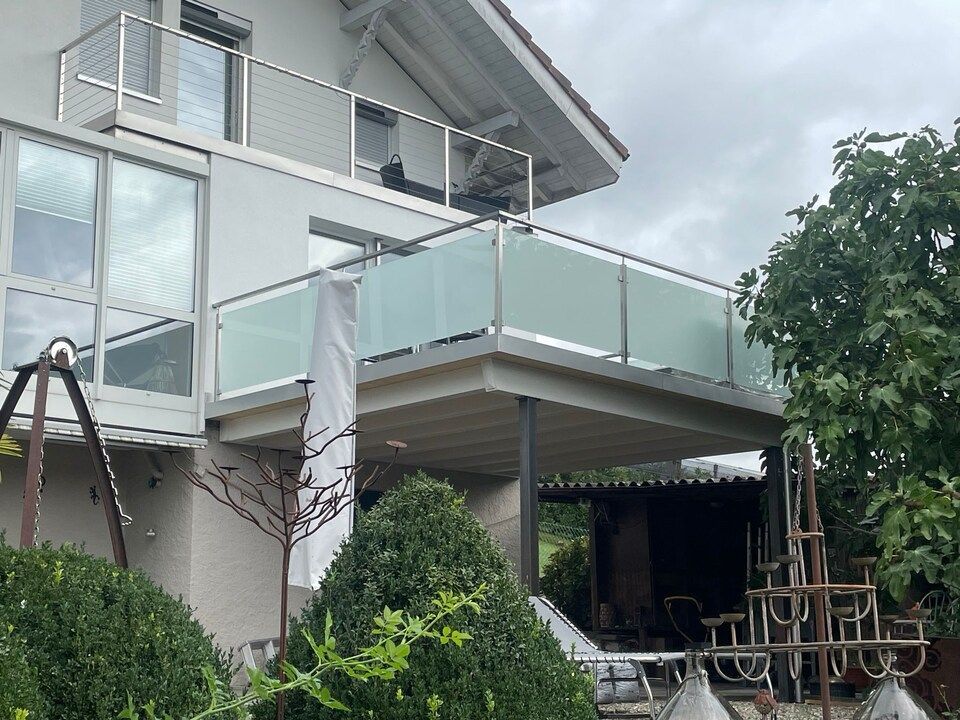 Sandmeier Montagen - Blick auf einen Balkon mit hochwertigem Glasgeländer