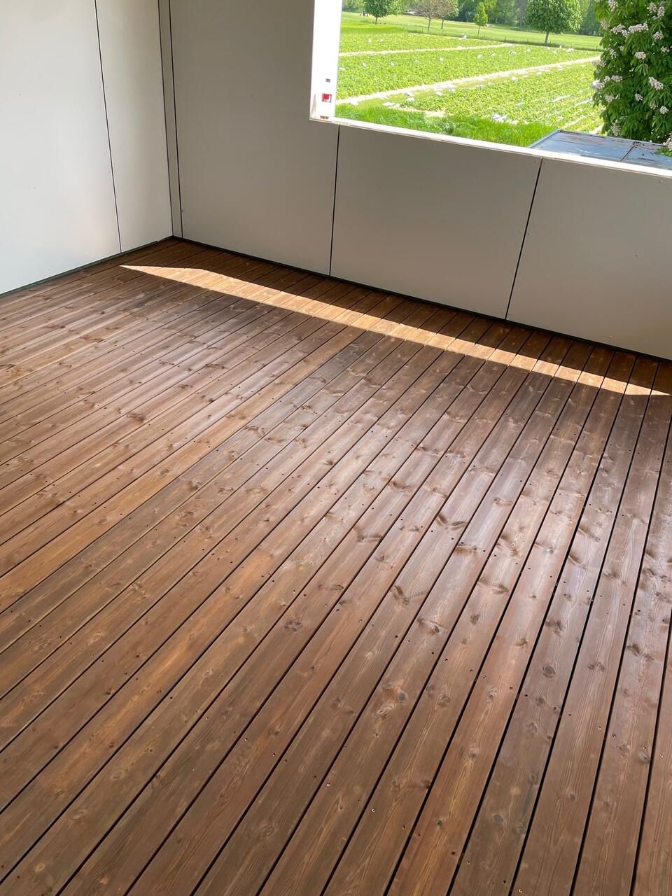 Sandmeier Montagen - Holzfussboden bestehend aus schmalen Holzlatten