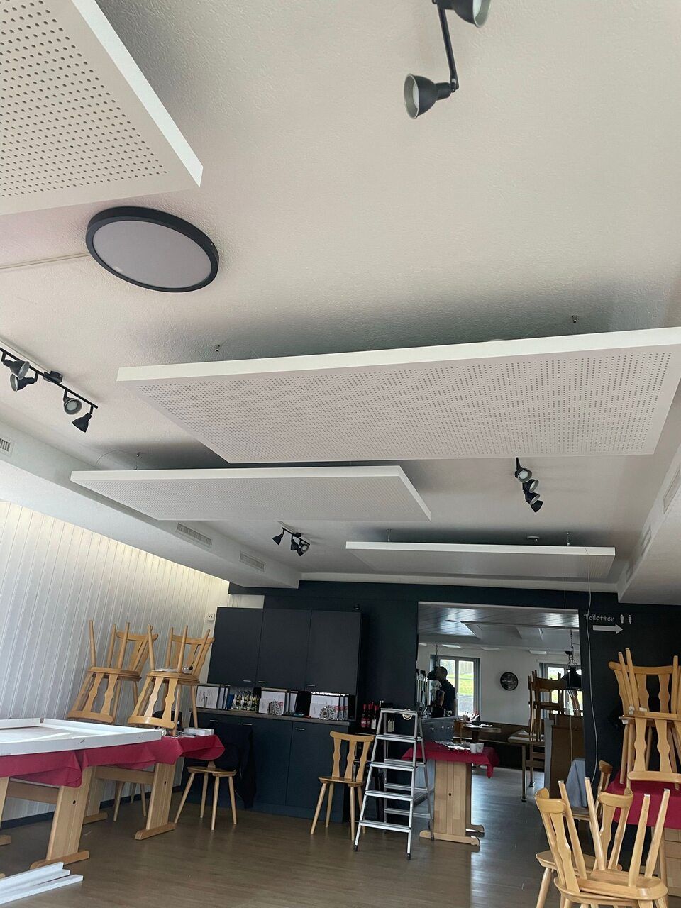 Sandmeier Montagen - Abgehängte Deckenelemente mit Beleuchtung