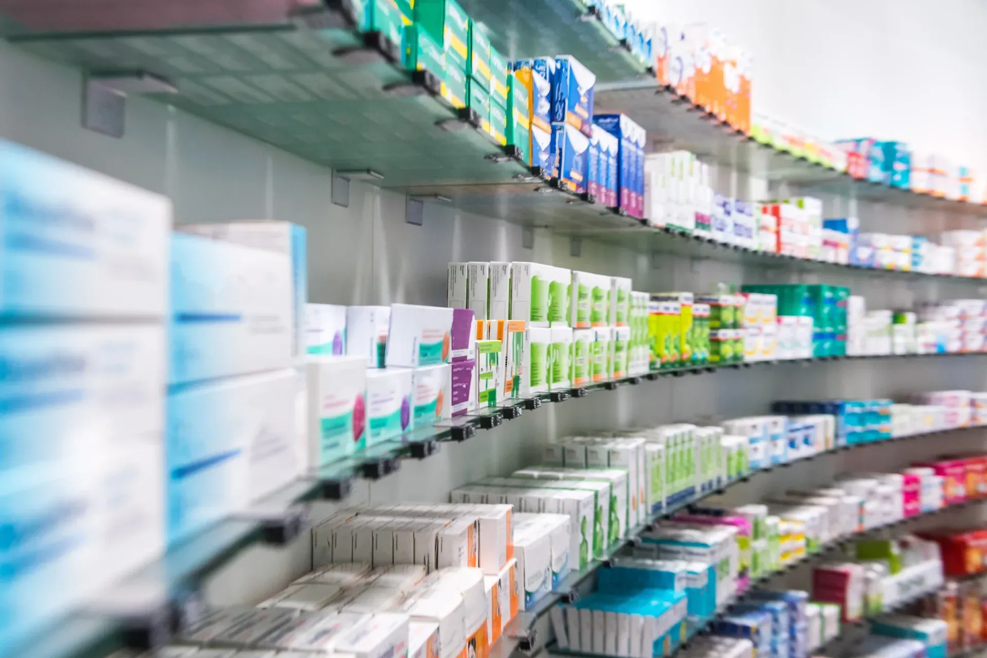 Regale voller verschiedener Apothekenprodukte in einem hellen Ladengang