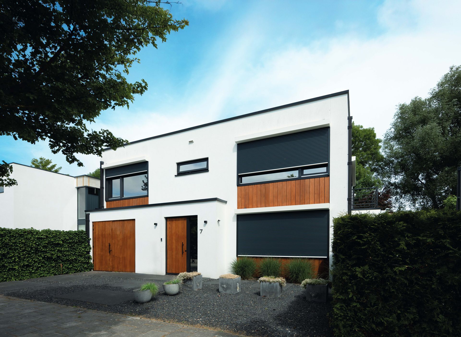Einfamilienhaus mit Rollläden und Raffstores als kombinierter Sonnen und Sichtschutz