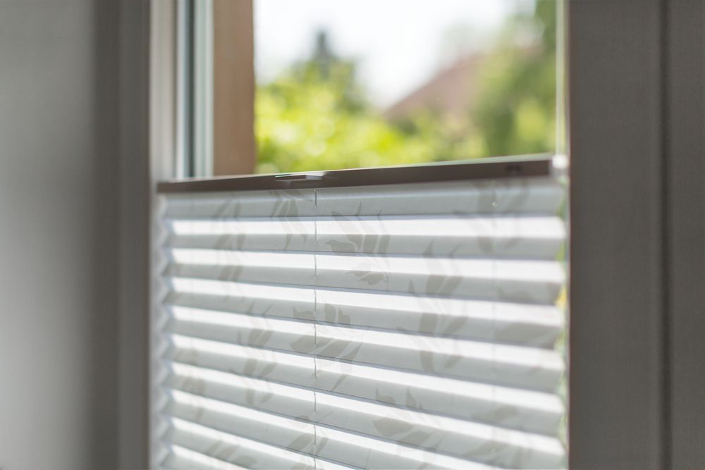 Plissee mit Wabenstruktur als flexibler Sicht und Sonnenschutz am Fenster
