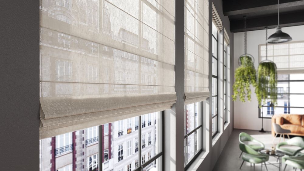 Helles Textil Rollo am Fenster für blendfreien Sicht und Sonnenschutz