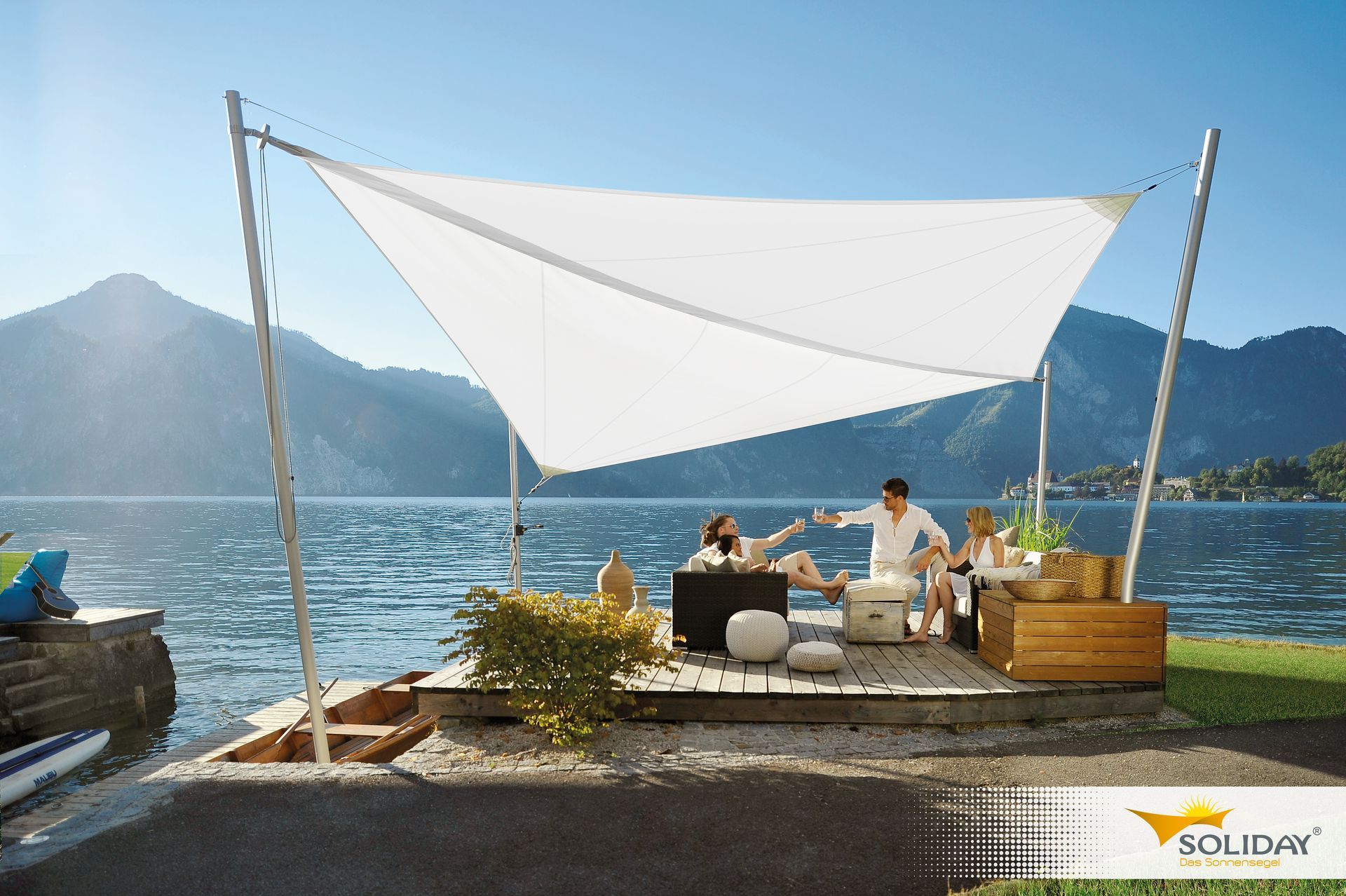 Freistehendes Sonnensegel am See für flexiblen Schatten im Gartenbereich