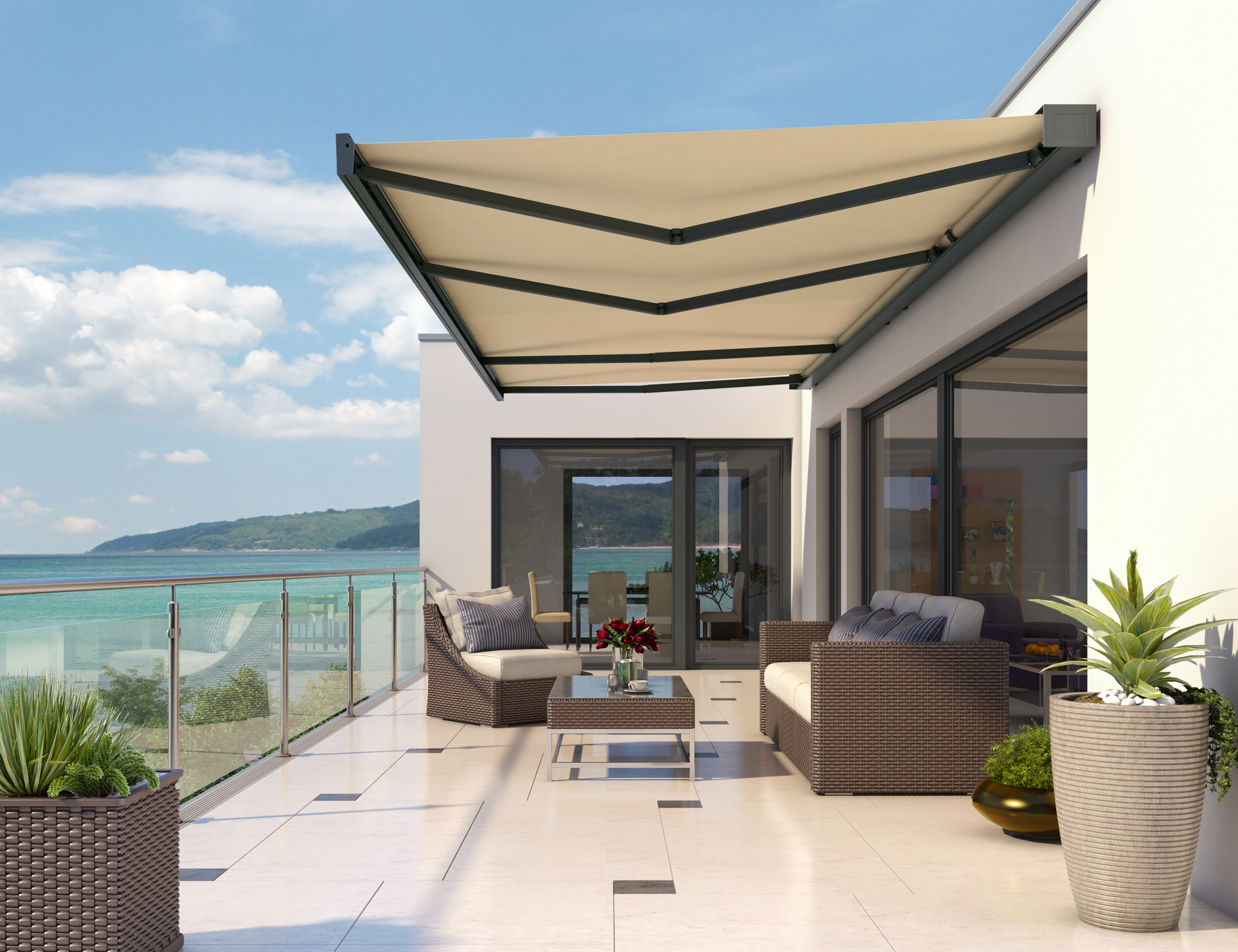 Ausgefahrene Gelenkarmmarkise an Terrasse mit Meerblick und Glasgeländer