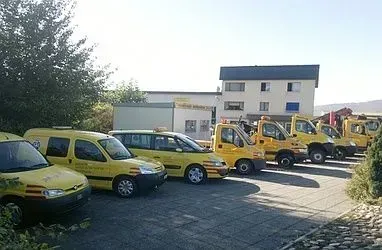 deux personnes cherchent dans leur coffre