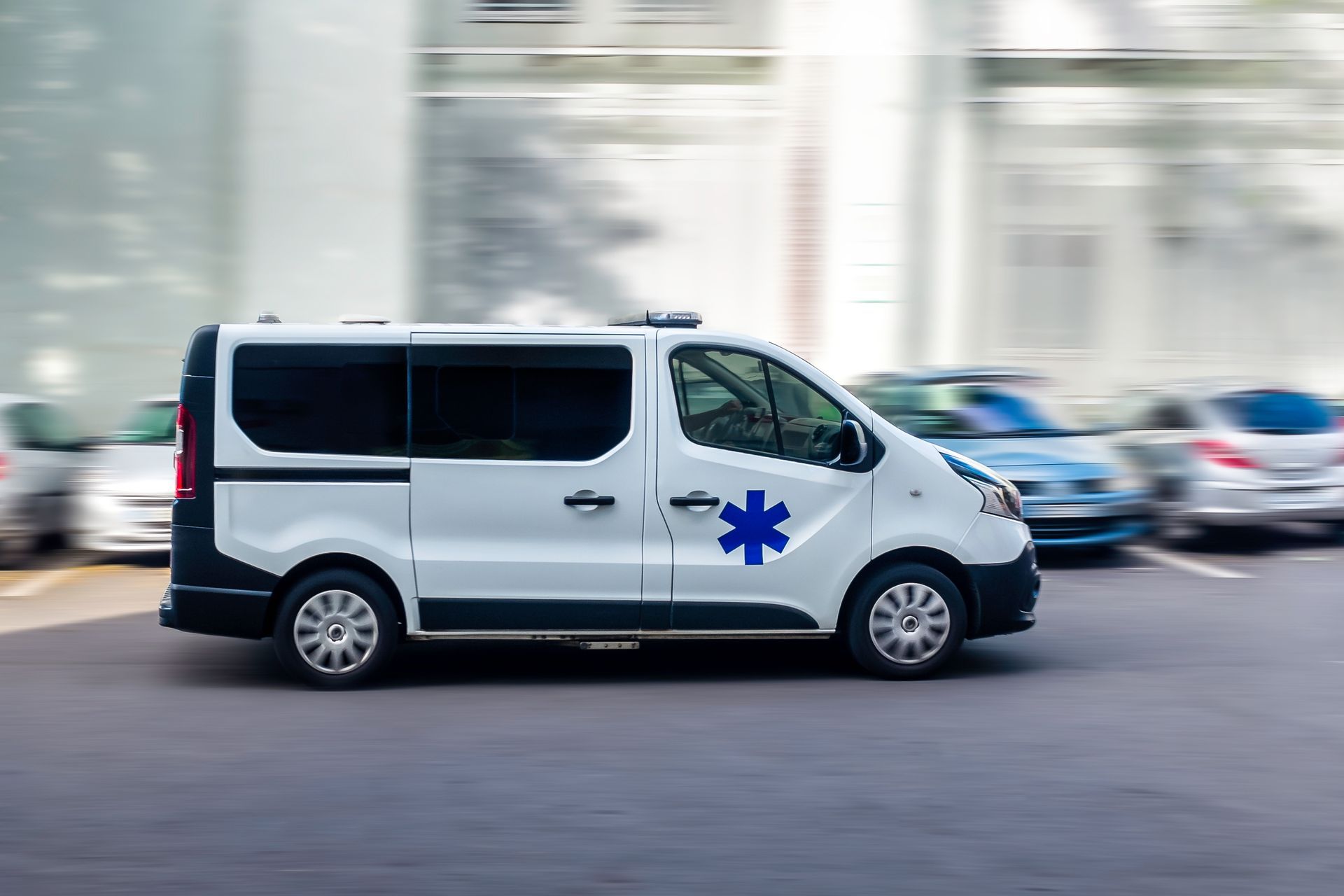 Une ambulance qui roule vite