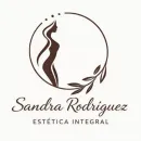 Logotipo con una mujer estilizada en un c&iacute;rculo y el texto &ldquo;Sandra Rodr&iacute;guez&rdquo; y &ldquo;Est&eacute;tica Integral&rdquo;.
