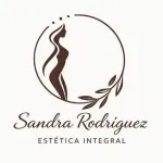 Logotipo con una mujer estilizada en un círculo y el texto “Sandra Rodríguez” y “Estética Integral”.