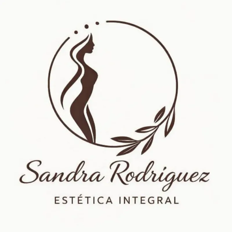 Logotipo con una mujer estilizada en un c&iacute;rculo y el texto &ldquo;Sandra Rodr&iacute;guez&rdquo; y &ldquo;Est&eacute;tica Integral&rdquo;.