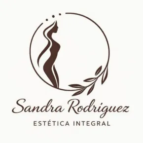 Logotipo con una mujer estilizada en un c&iacute;rculo y el texto &ldquo;Sandra Rodr&iacute;guez&rdquo; y &ldquo;Est&eacute;tica Integral&rdquo;.