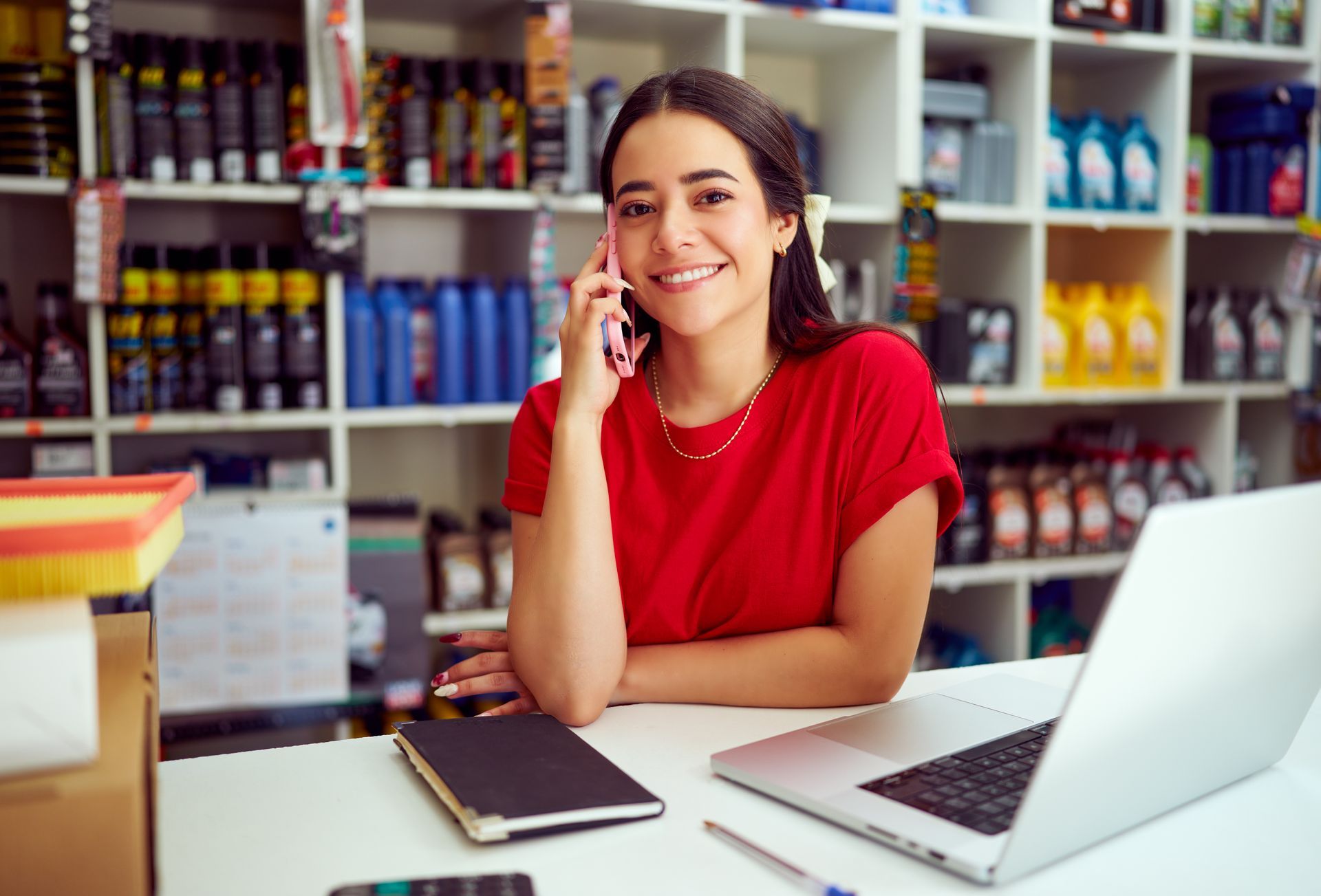 Femme derrière un comptoir au téléphone
