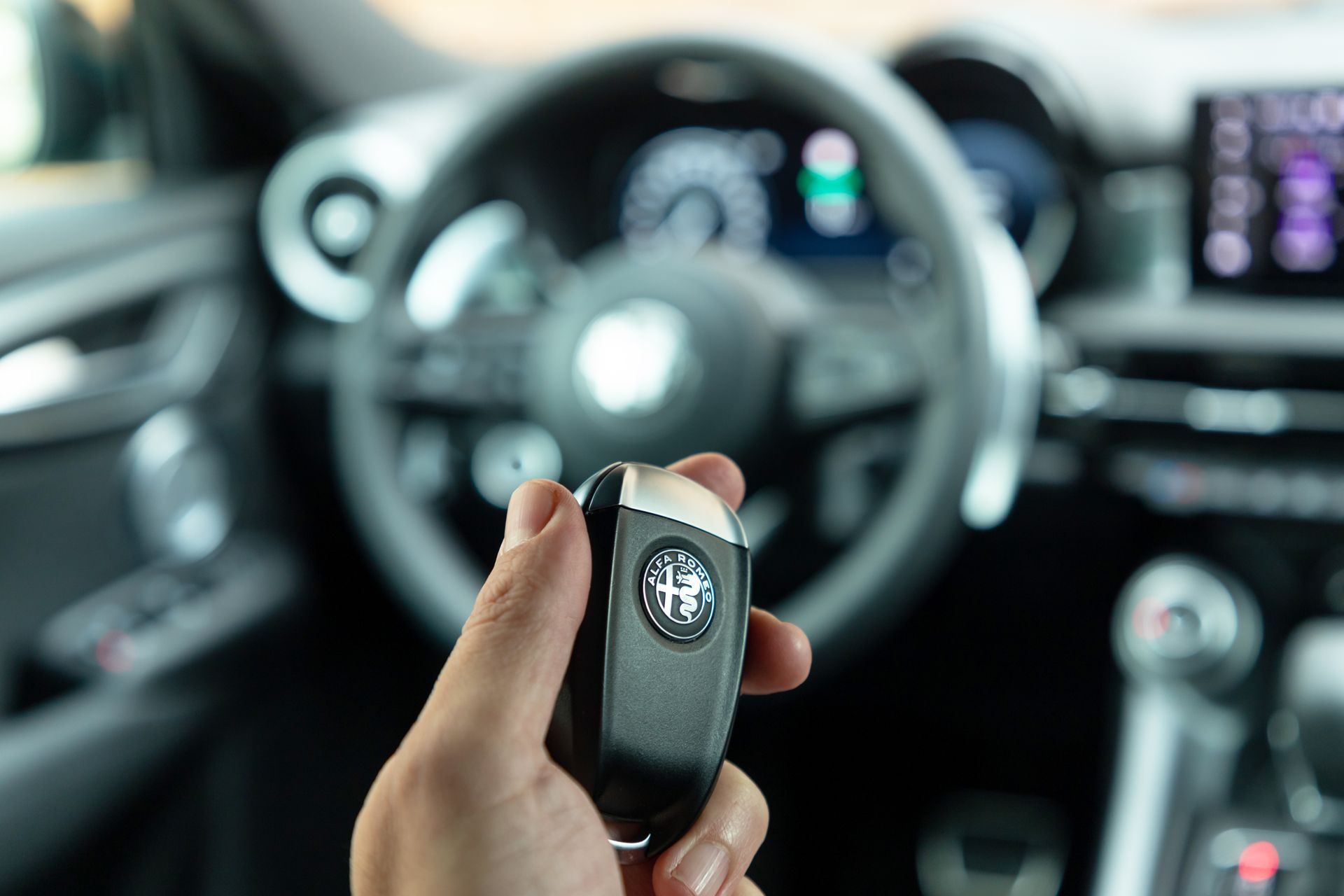 Zoom sur un homme au volant qui tient des clefs de voiture