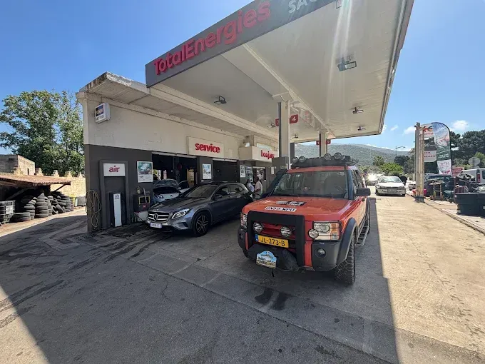 Station-service avec un 4x4 rouge