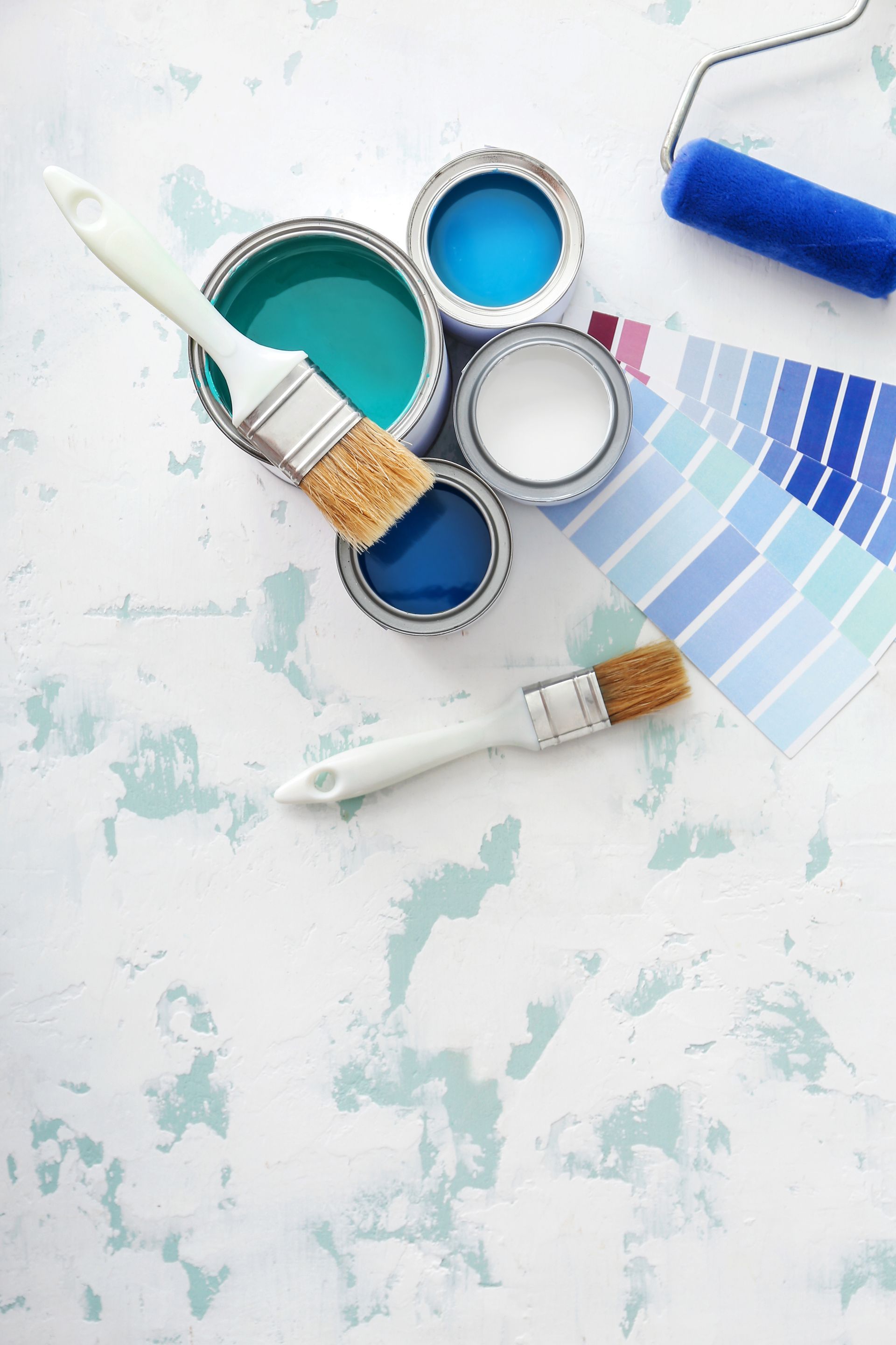 Échantillons de peinture, pots de peinture et pinceaux sur fond blanc